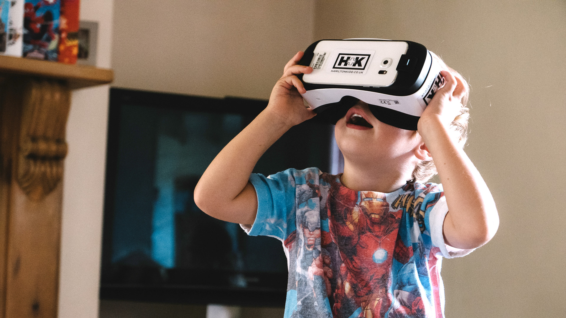 Ребенок в шлеме виртуальной реальности